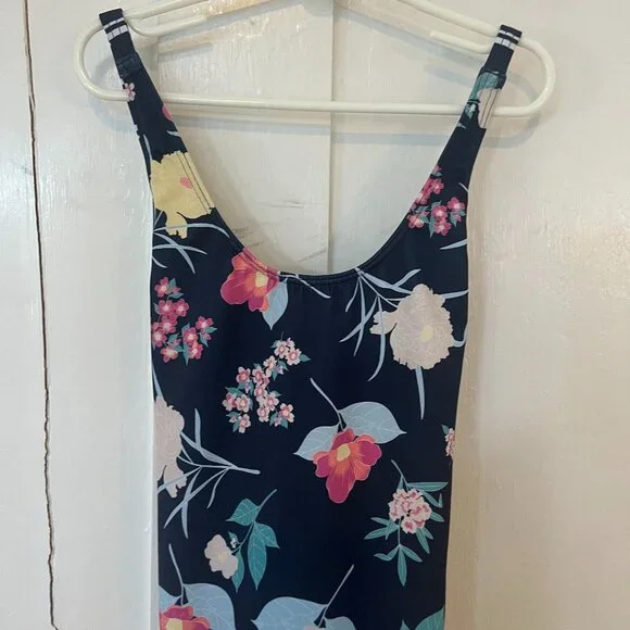 GENTLY USED GIRL'S ROXY BEAUTIFUL FLORAL BATHING SUIT, SIZE 10